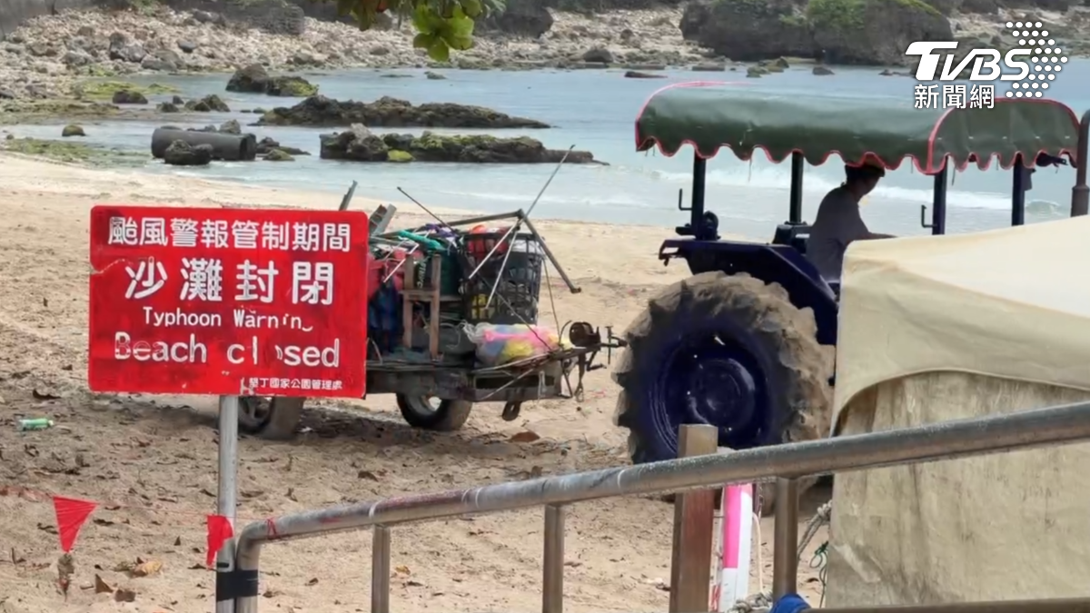 輕度颱風紅霞23日深夜發布海上警報，墾丁海邊因此封閉，讓不少遊客感到無奈。（圖／TVBS）