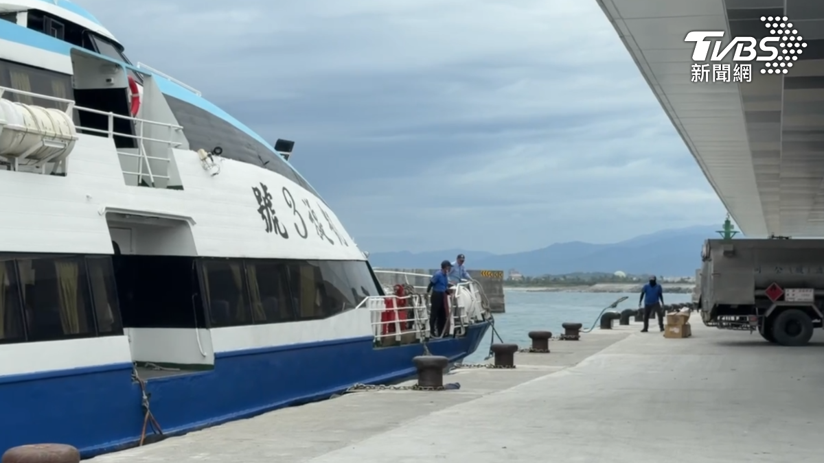 台東開往綠島及蘭嶼的船班，提前在24日中午過後陸續停航。（圖／TVBS）
