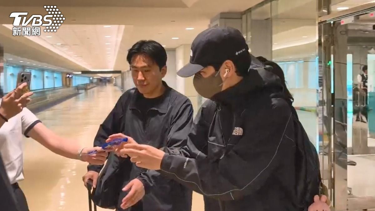 面對粉絲送禮,李帝勳非常有禮地用雙手收下。(圖/TVBS)