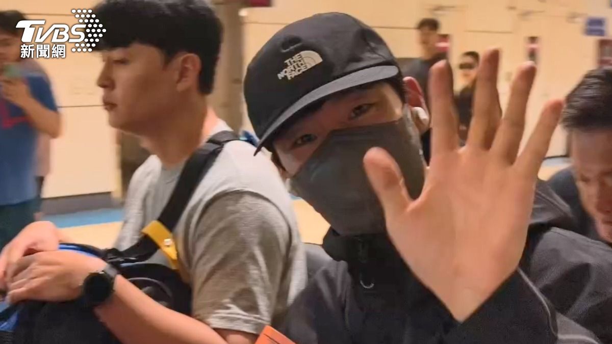 離去之前李帝勳還大方揮手,口罩也遮不住好心情。(圖/TVBS)