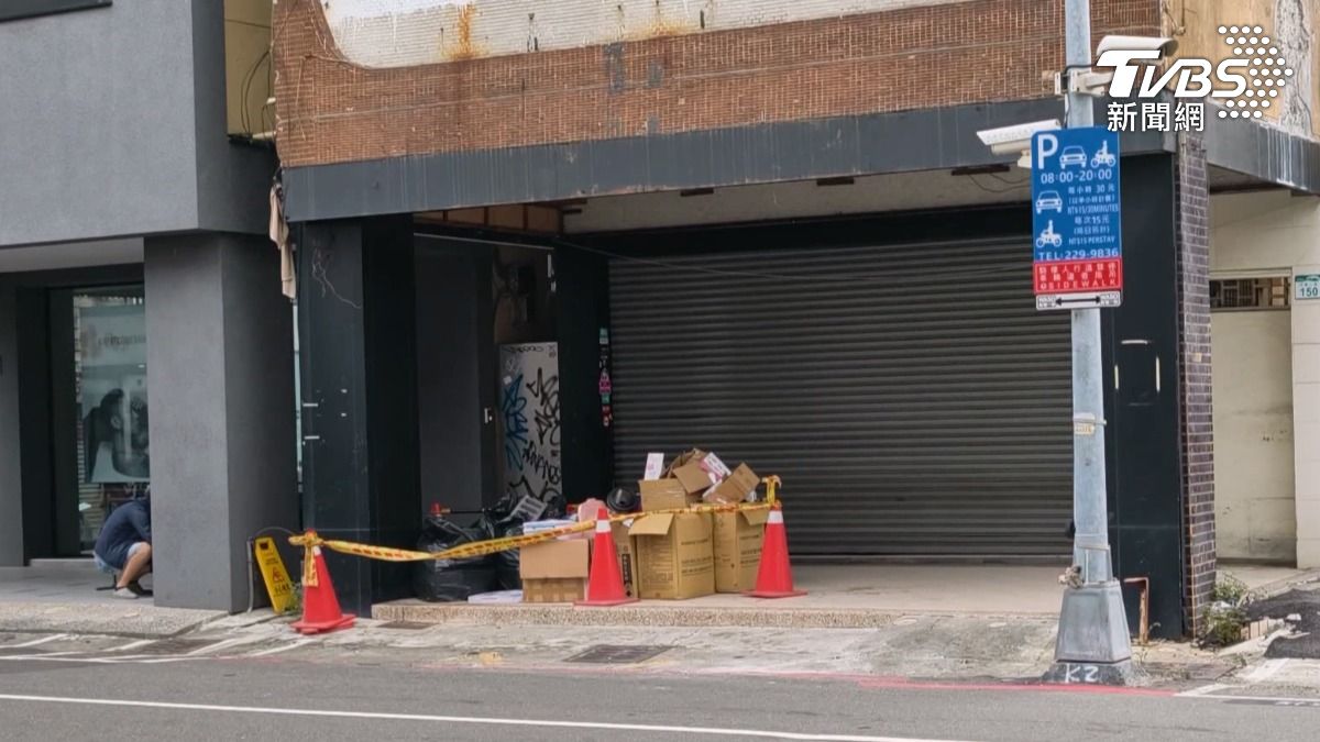 高雄新崛江商圈一間連鎖飲料店近期無預警歇業,店面招牌已經拆除,騎樓堆放大量雜物。(圖/TVBS)