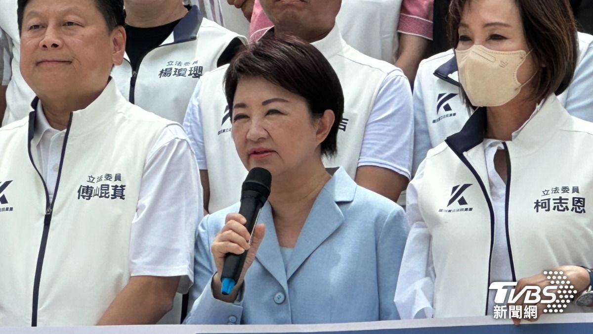台北市長蔣萬安、台中市長盧秀燕及基隆市長謝國樑今（24）日現身立法院與藍白立委合體齊喊「沒有真相，不准上架」。（圖／TVBS）