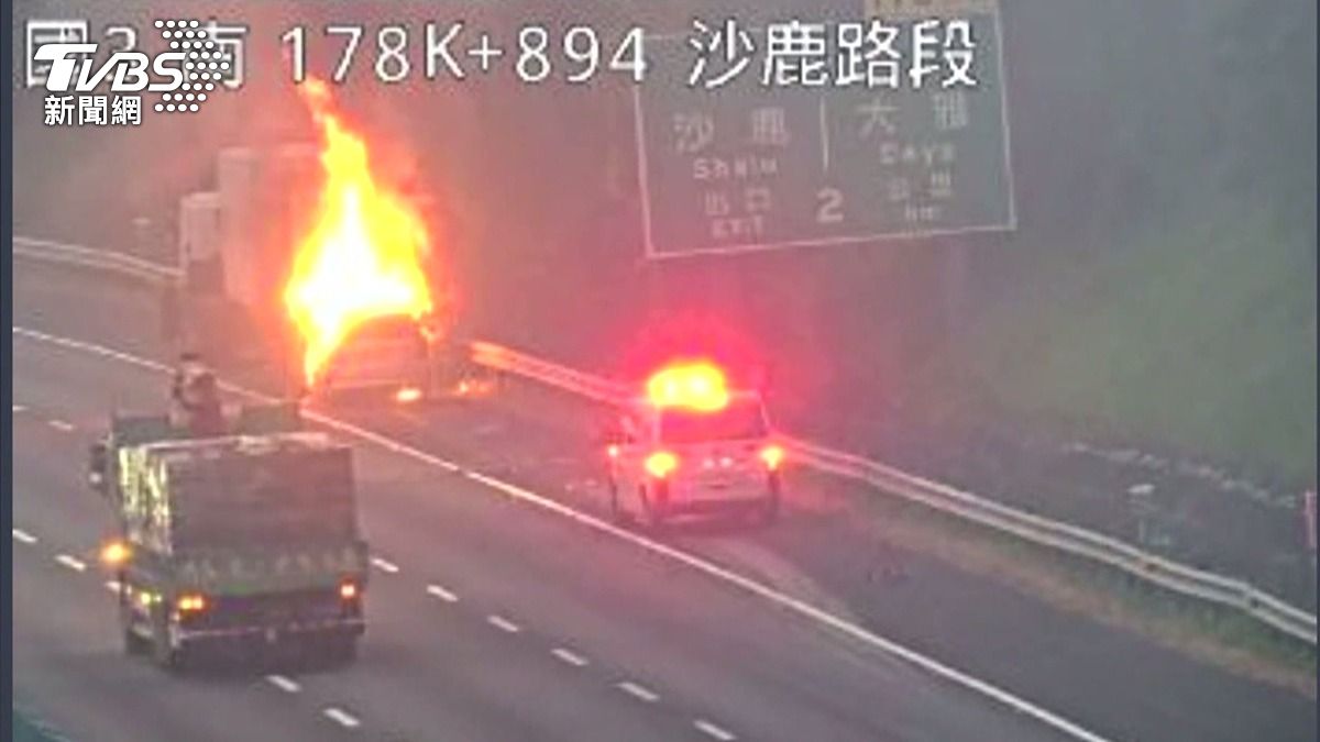 自小客車不明原因追撞前方聯結車，隨即起火燃燒，車內29歲男性駕駛受困車內。(圖／翻攝網路)