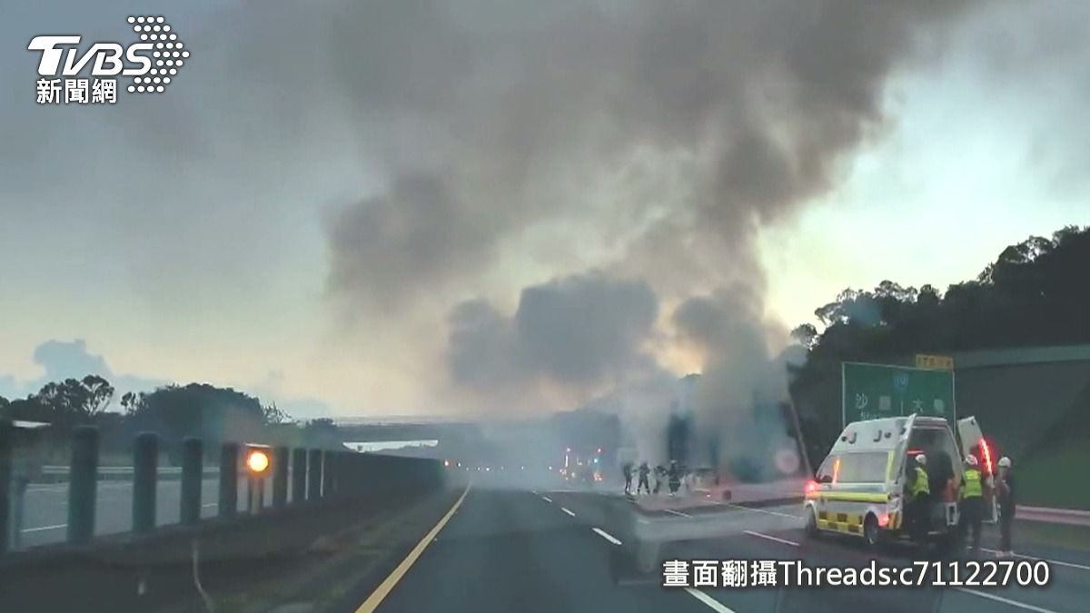 聯結車駕駛發現遭到追撞後，夾著轎車滑行至路肩停下，此時轎車因撞擊已起火燃燒。(圖／民眾提供)