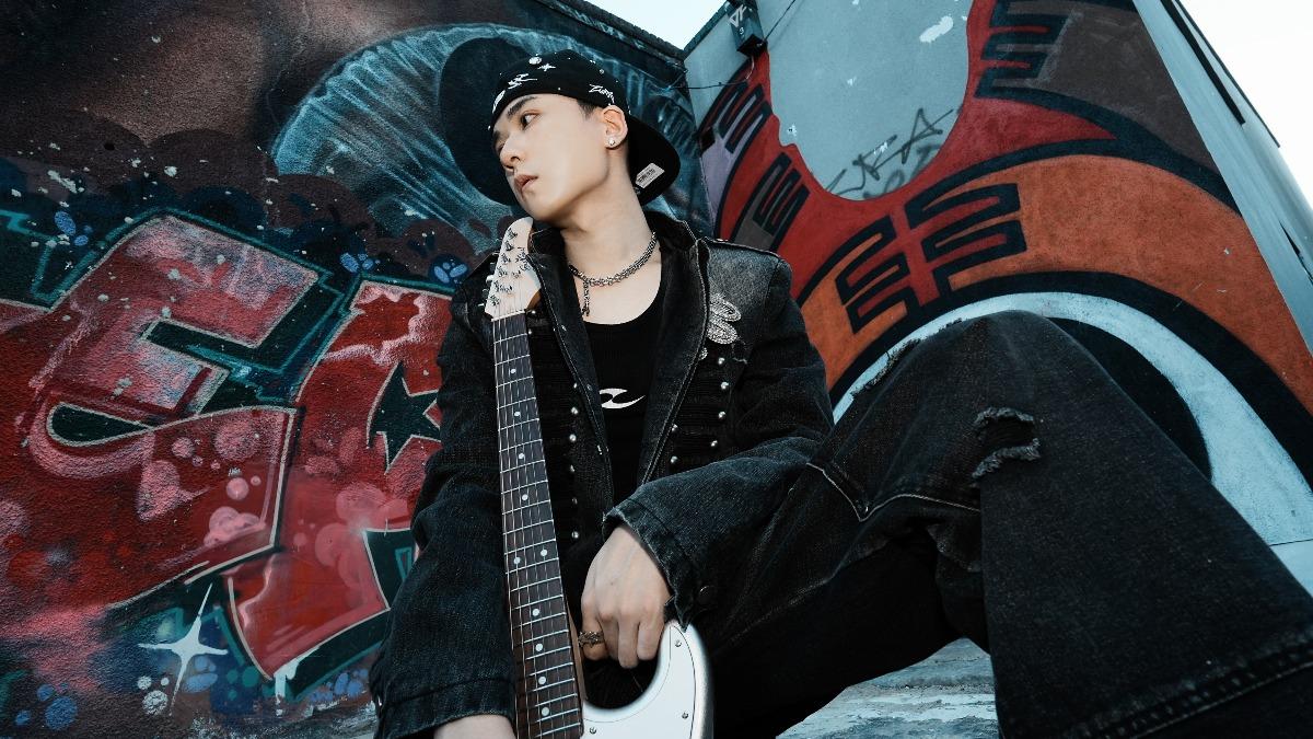 周祖安推出新歌〈不過期的愛〉，更遠赴英國倫敦拍MV。（圖／索尼音樂提供）