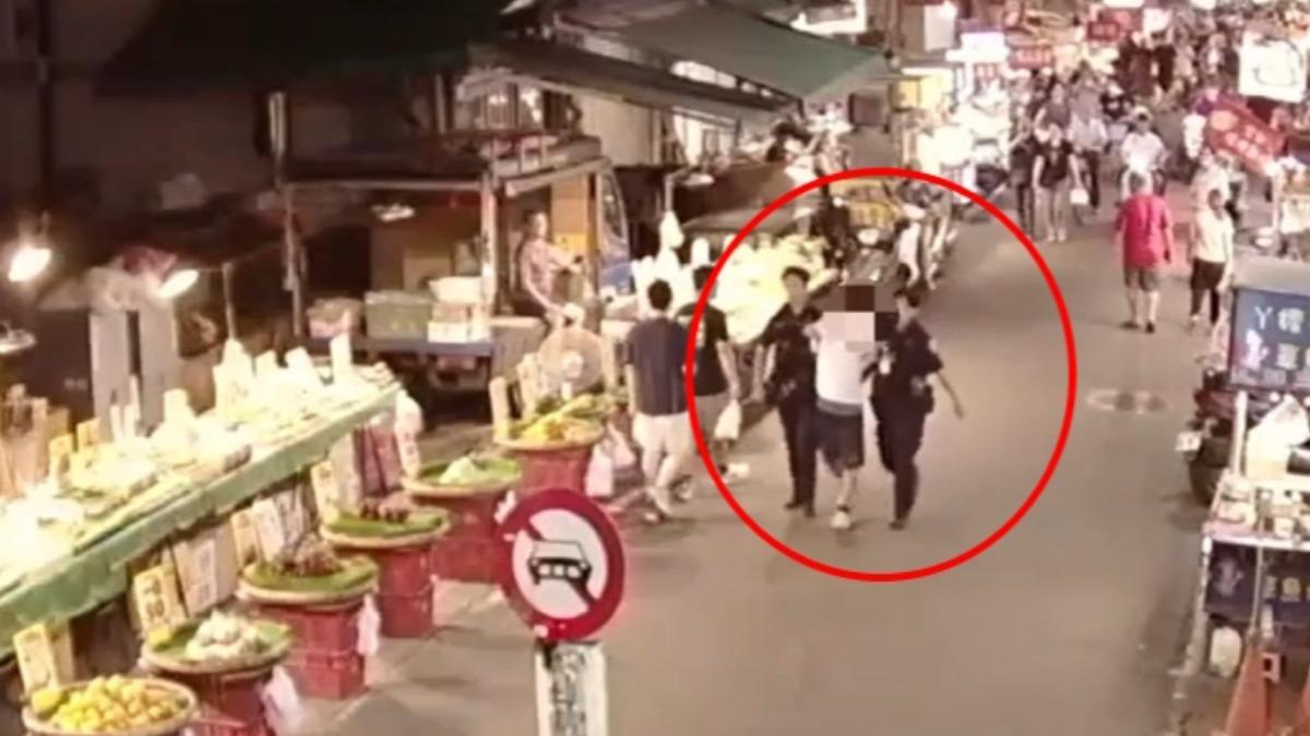 男子逛夜市衝進銀樓攻擊,當場被民眾及店家給控制。(圖/TVBS)