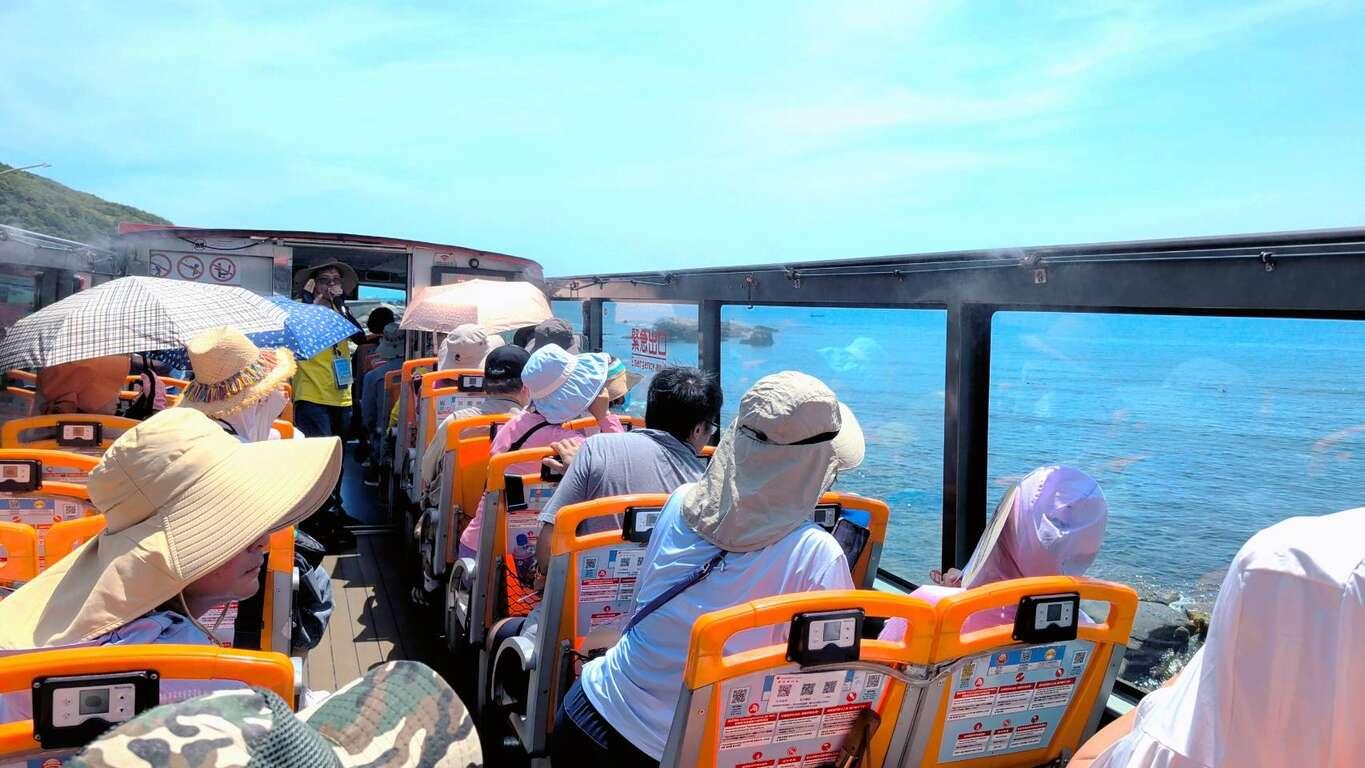 敞篷的雙層景觀巴士帶給旅客更多探索北海岸的體驗。(圖/新北市觀光旅遊局)