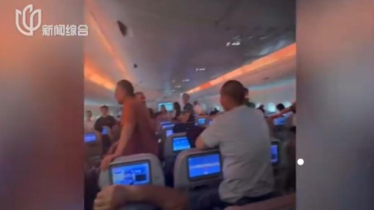阿聯酋航空臨時備降在杭州機場。(圖/上海電視台)
