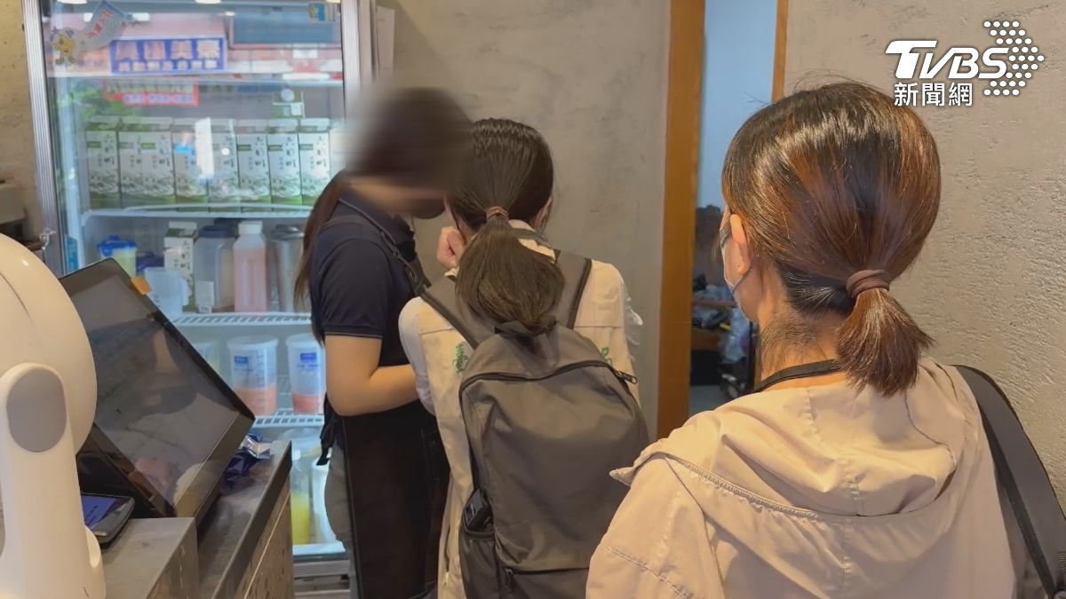 台南市衛生局接獲訊息後立即派員前往稽查,查核飲料店的作業場所及食材保存情形。(圖/TVBS)