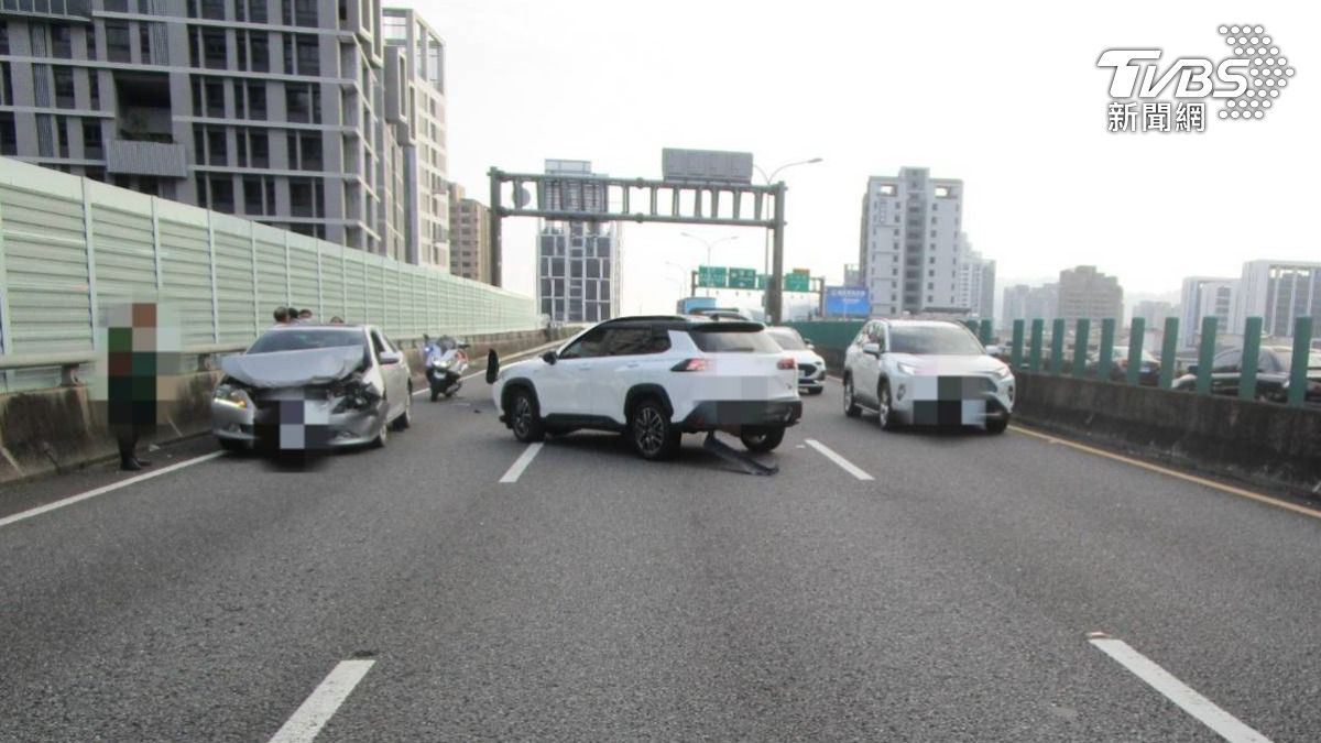 台中74線三車連撞!轎車失控「90度旋轉」撞護欄(圖/翻攝 臉書:台74路況(即時路況互助會)