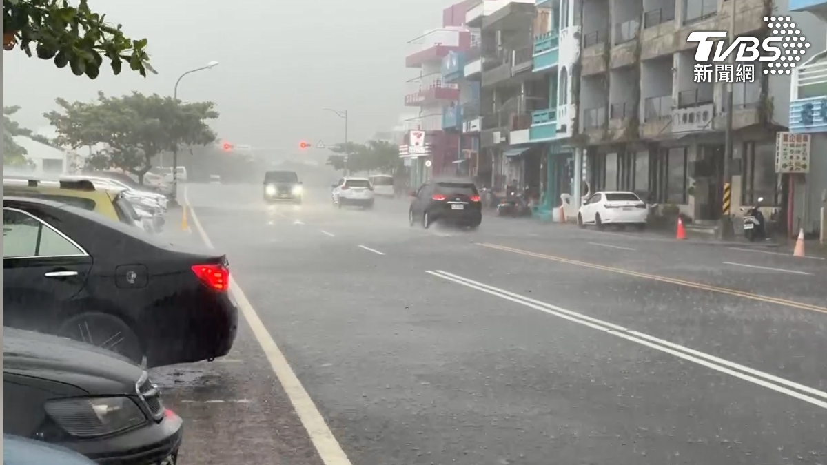 恆春半島下午接近3點出現強降雨，馬路上及海面上霧濛濛一片，路邊也出現積水情況，甚至觸發國家級警報（圖／TVBS）