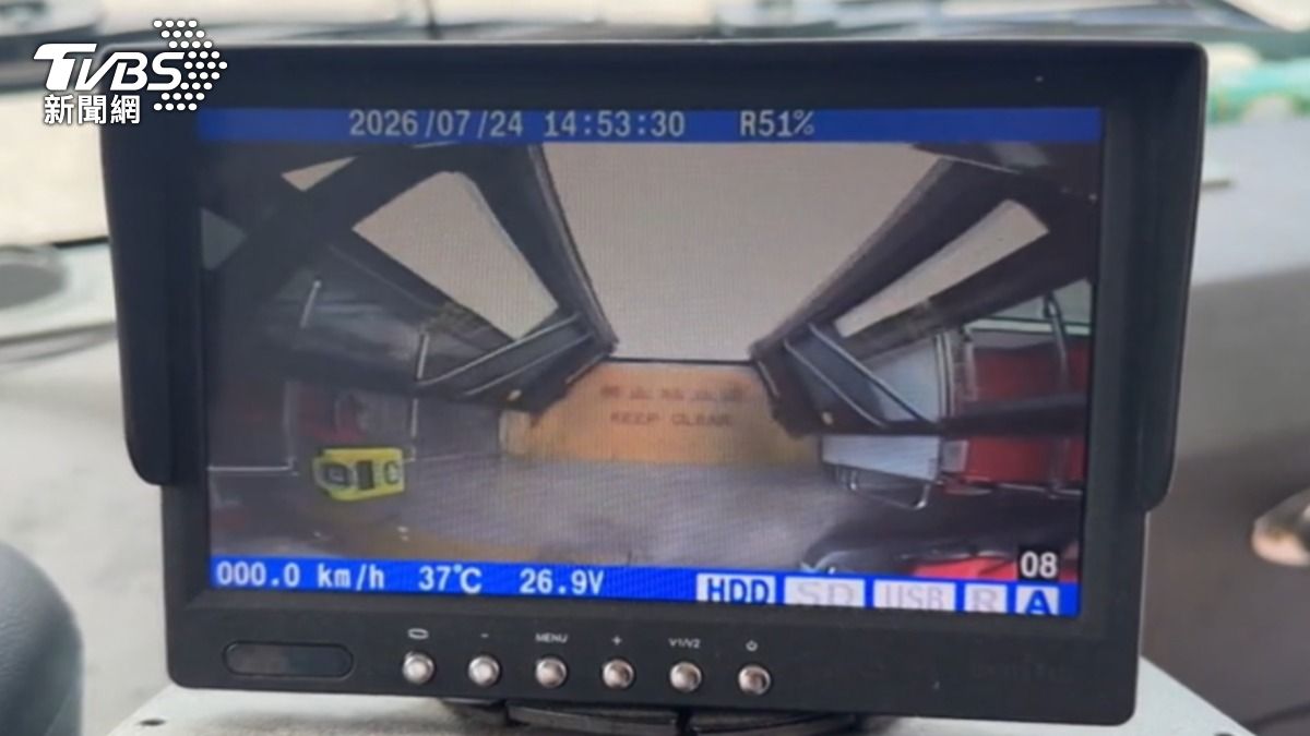 公車防關門傷人，後門裝設監視器鏡頭，司機可在駕駛座檢視影像。（圖／TVBS）
