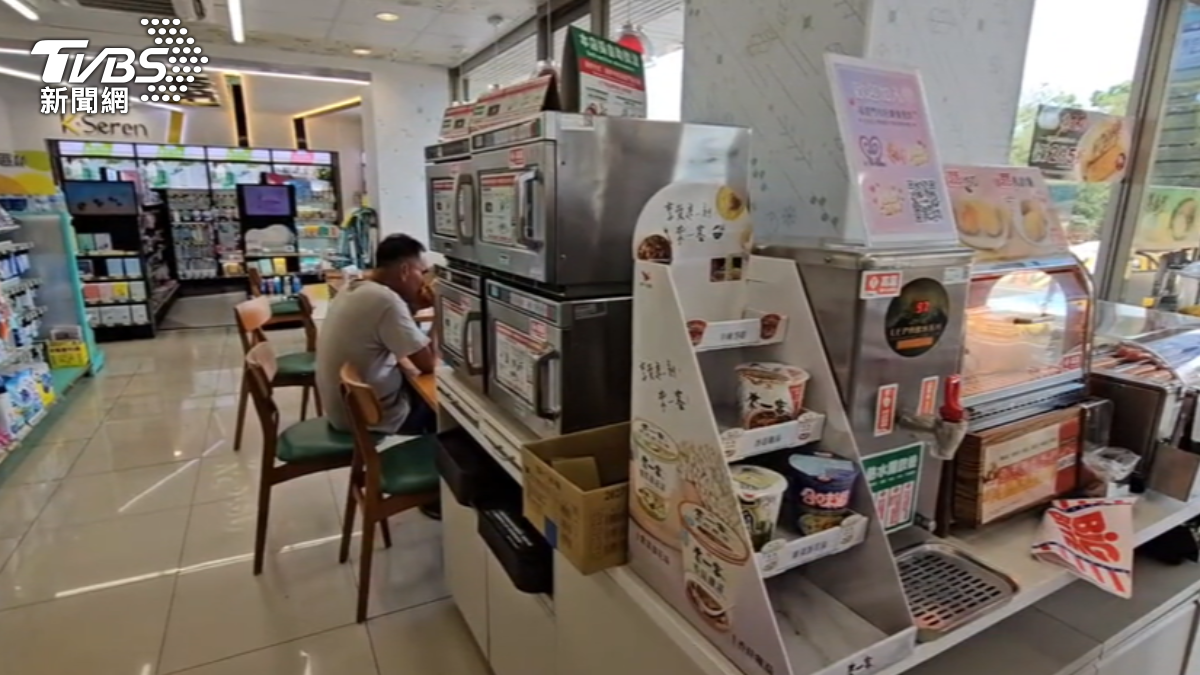 當事店家用餐區離櫃台有6~7公尺遠。即使被竊取,當下也因為距離遠很難警惕,事後必須透過監視器才能得知。(圖/TVBS)