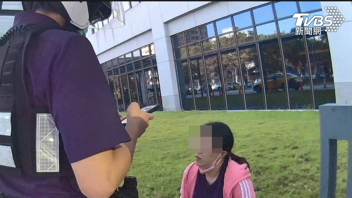 桃園一名女子,24 號早上在醫院外被人目擊吸毒。(圖/TVBS)