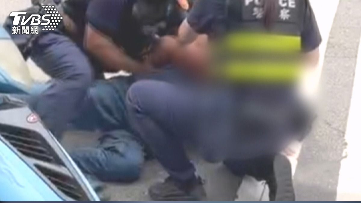 無照又抽菸被開單！67歲翁當場揉爛罰單　推擠辱警15秒遭壓制。(圖／TVBS)
