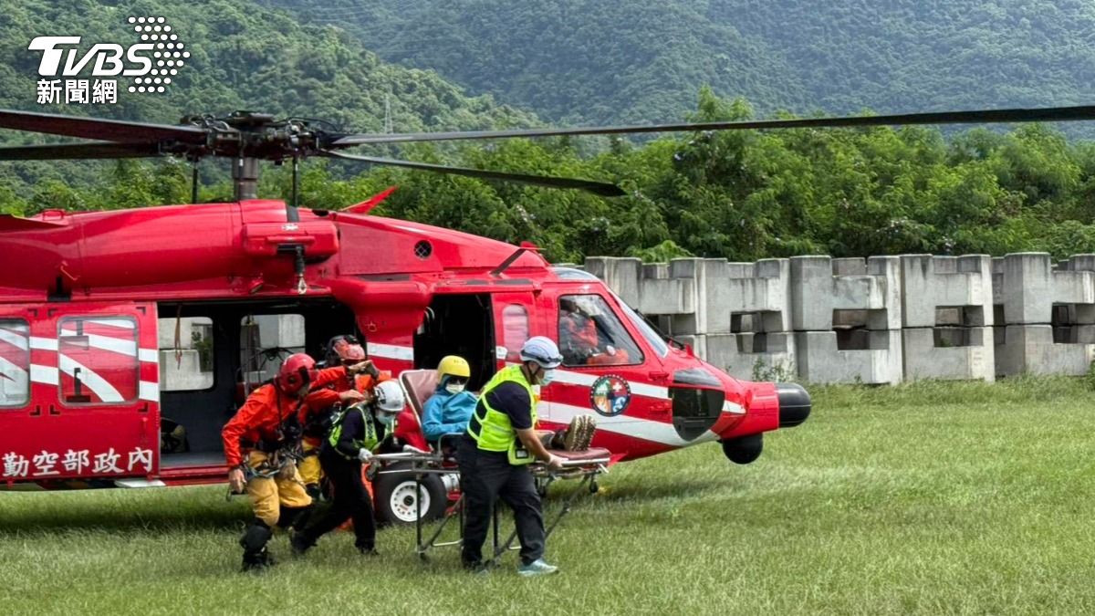 空勤總隊直升機今（24）日上午順利將高山症患者從太魯閣北鞍營地救援送醫。（圖／TVBS）