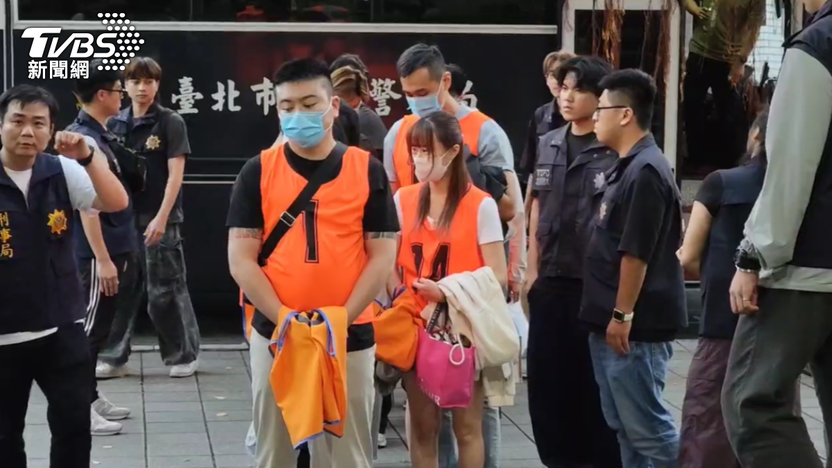 警方以大巴士自高雄將18人運往台北。（圖／TVBS）