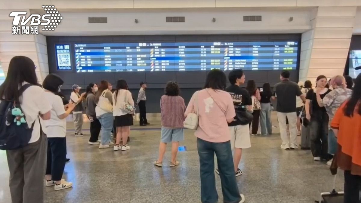 桃園機場共有22班航班因強陣風與風切影響，轉降國內其他機場。（圖／TVBS）