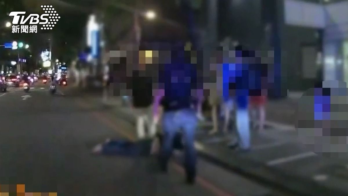 陳姓男子在街頭巧遇債主楊姓女子，落跑失敗被控制行動，警方到場時已被打趴在地上。（圖／TVBS）
