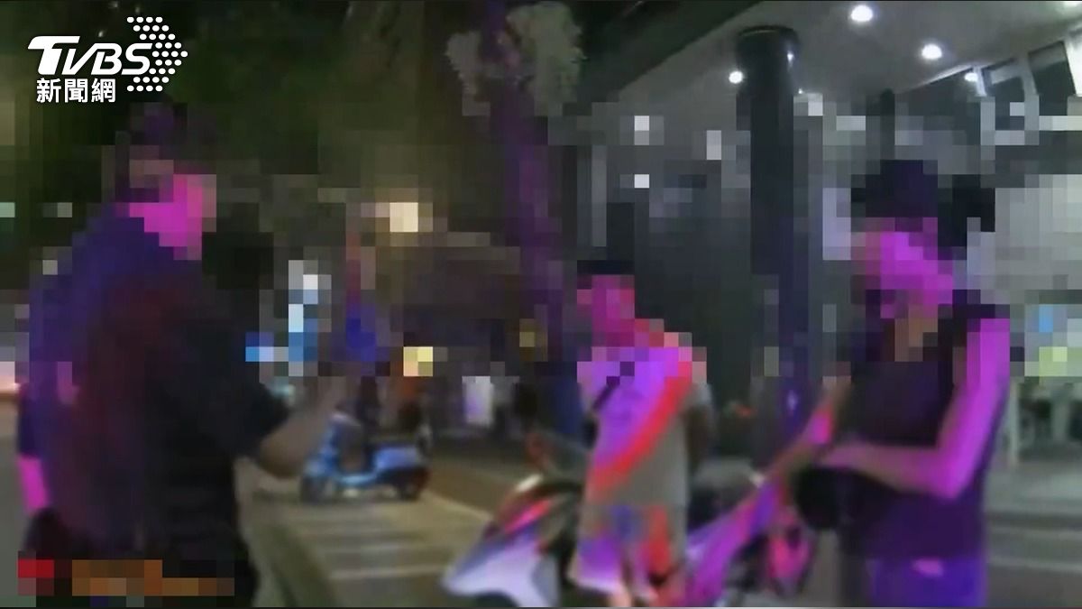 債主楊女(右一)相當兇悍,用安全帽連續重擊陳男頭部。(圖/TVBS)
