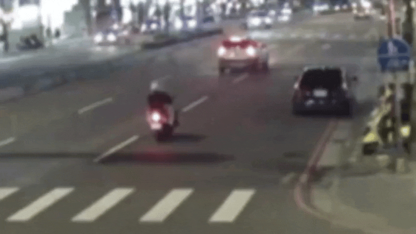 陳男遇債主心虛欲穿越馬路逃跑,不料仍遭楊女及其友人追上包圍。(圖/TVBS)