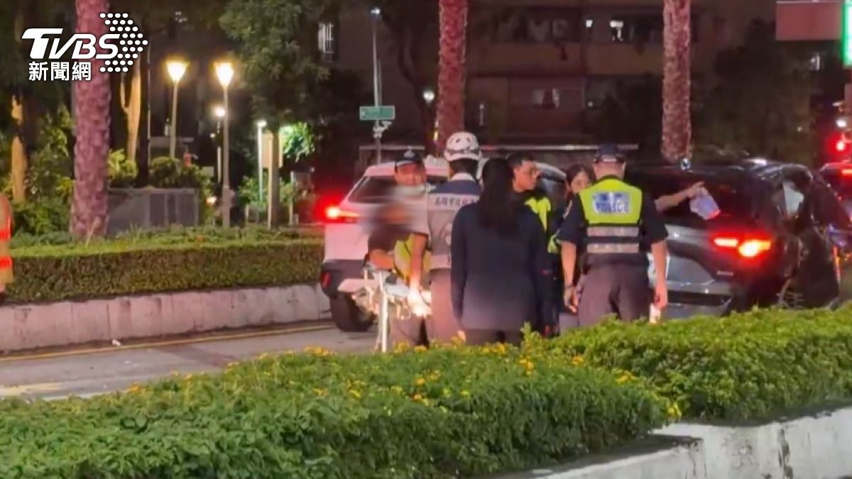 深夜迴轉釀禍!高雄2休旅猛撞「車頭全毀」 4傷者意識清楚