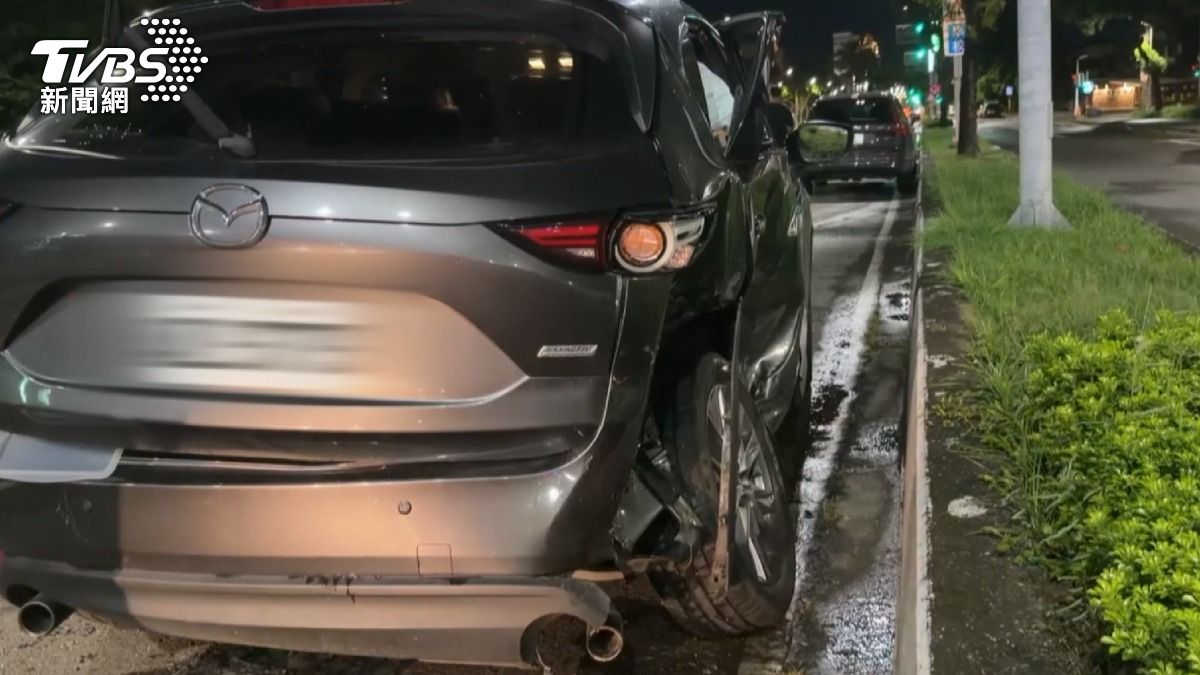 碰撞造成兩車嚴重毀損，其中一輛日系進口休旅車右後葉子板凹陷、輪胎整個撞歪。（圖／TVBS）