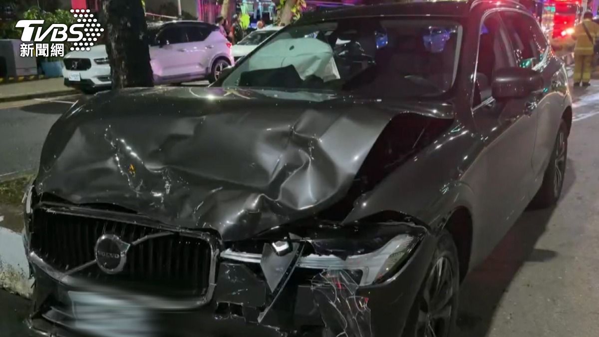 另一輛休旅車則是車頭毀損、引擎蓋撞凸起。（圖／TVBS）