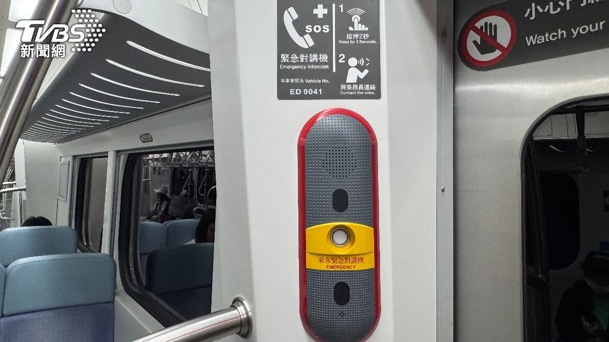 吳女不斷按壓車廂內的「緊急對講機」,長達10分鐘不肯鬆手,強迫全車乘客陷入噪音干擾中。(圖/TVBS)