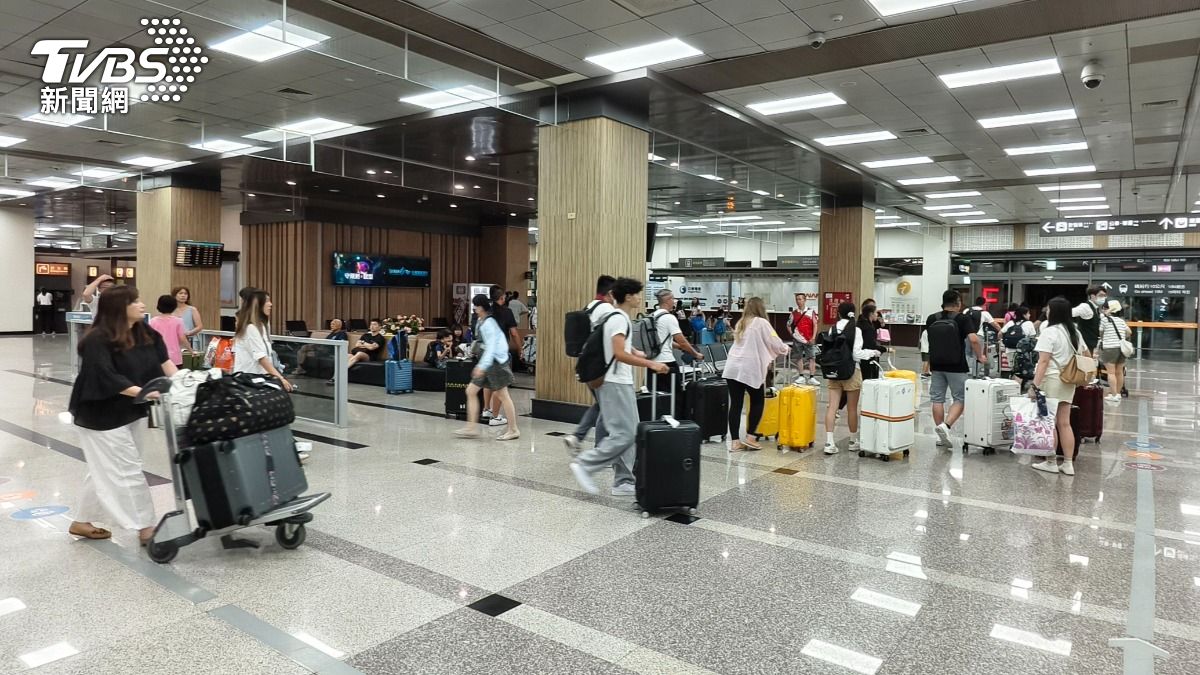 桃機風切太強!紅霞颱風釀航班混亂 22架次轉降「塞爆3機場」