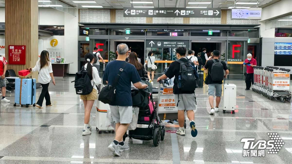 因強風多架班機改降松山機場。（圖／陳冠宇攝）