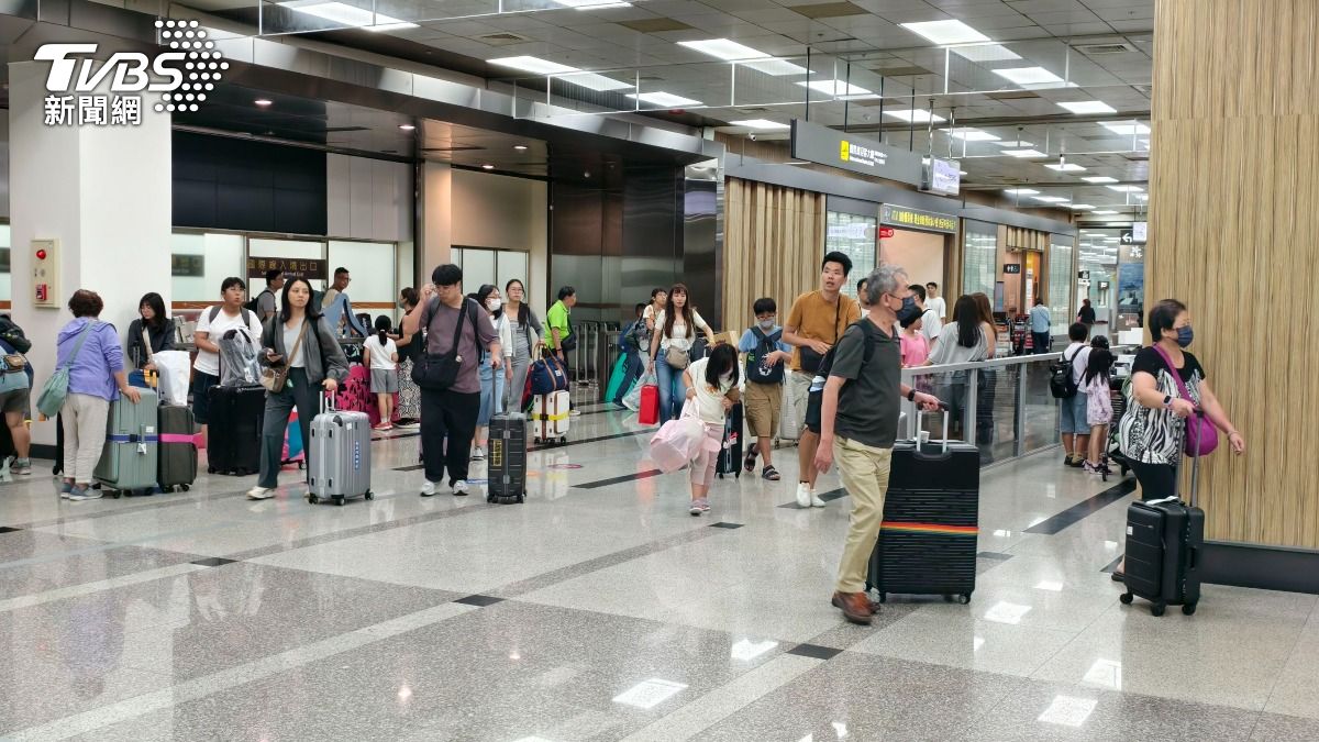 因短時間內湧入大量桃機轉降航班，松山、台中及高雄三座機場的地面作業量能急劇吃緊。（圖／陳冠宇攝）