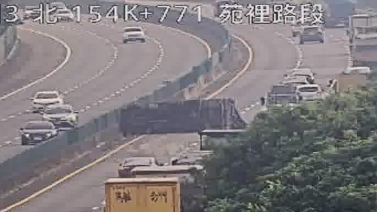 快訊/國3北向苑裡段大貨車翻覆!巨大車體橫躺占2車道