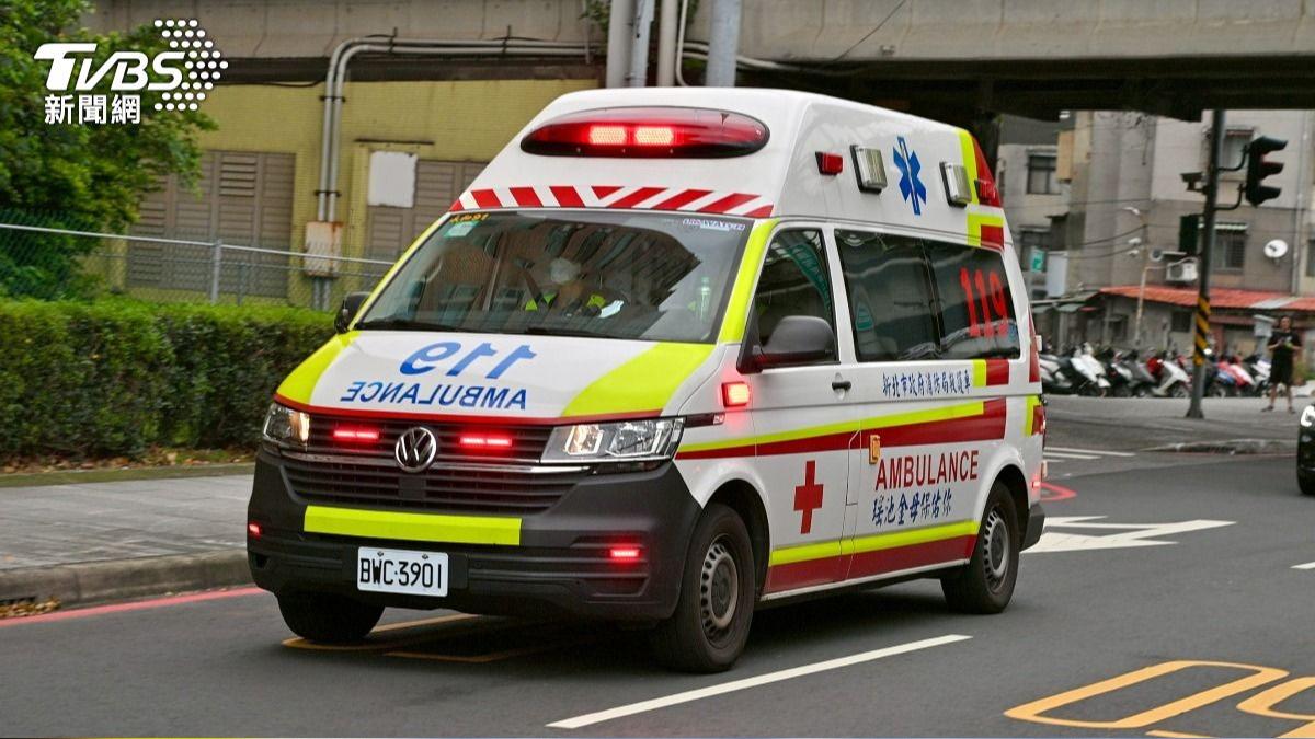 男子酒吧趴桌以為醉倒 友人一抬發現成「屍體」嚇壞