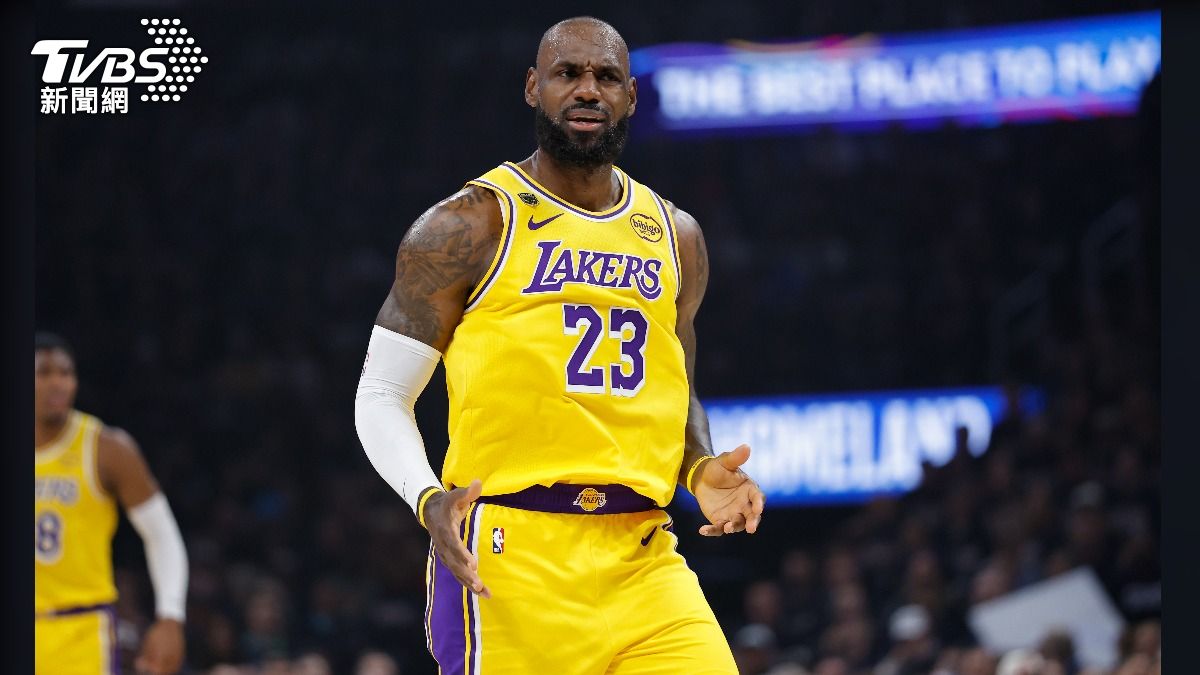 「詹皇」詹姆斯透過社群宣布生涯第24個NBA賽季轉戰費城76人 (圖/達志影像路透社)
