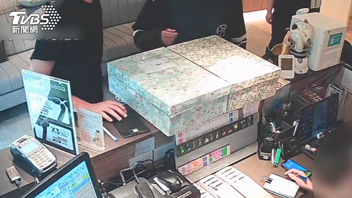 店家收到兩件防彈衣,警告意味濃厚。(圖/TVBS)