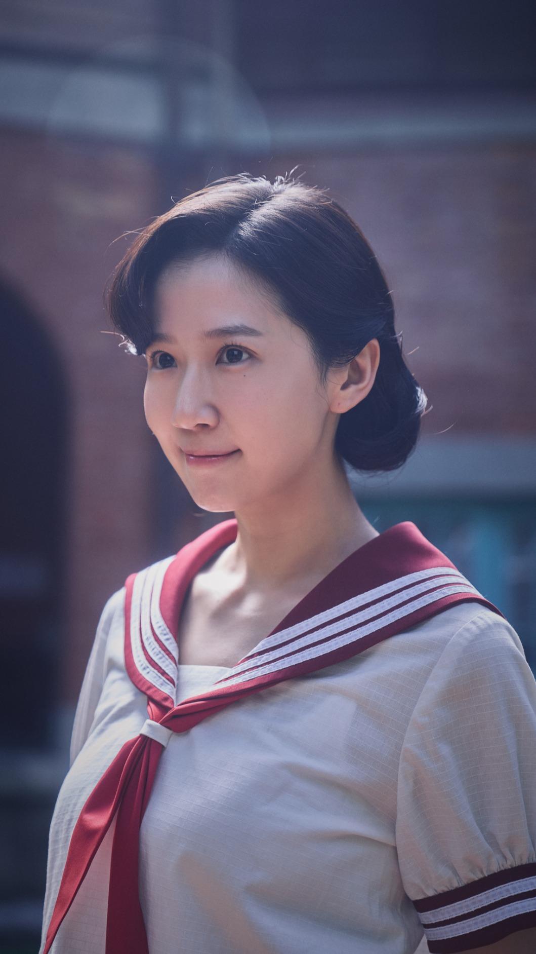 方志友逆齡穿上女高中生校服。(圖/公視台語台提供)