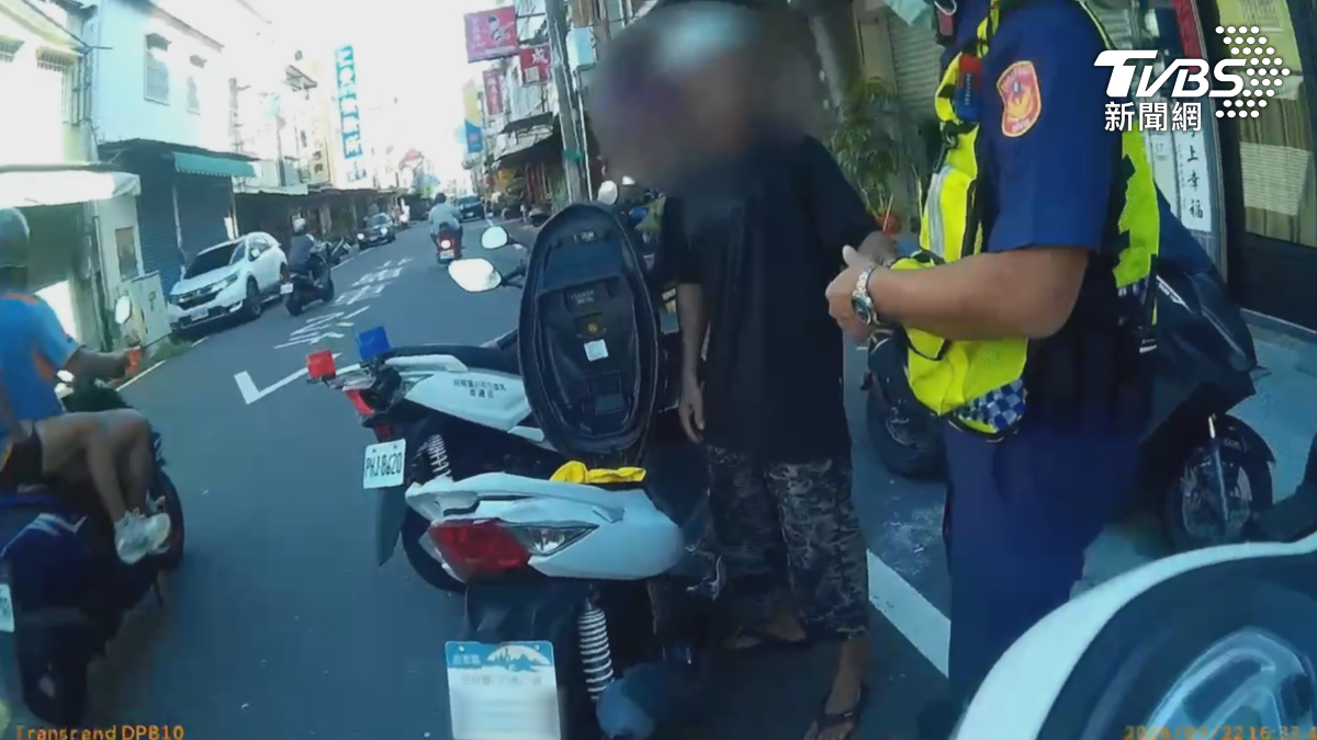 面對警方攔查男子將車輛停靠路旁,神情緊張地坦承自己曾經施用毒品。(圖/TVBS)