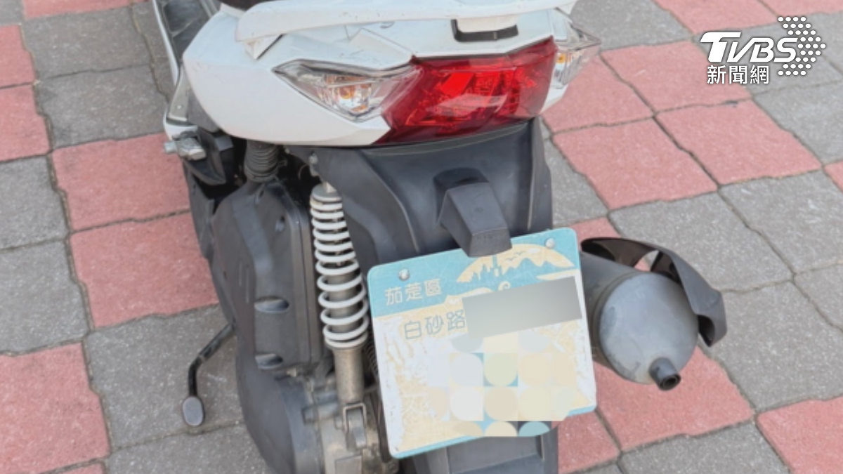 一名男子因車牌被吊扣,竟異想天開將自家門牌掛在機車車尾。(圖/TVBS)