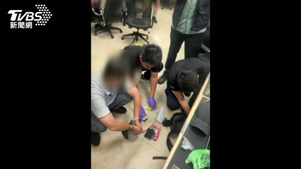 警方在網咖逮捕主嫌,並查獲K他命。(圖/TVBS)