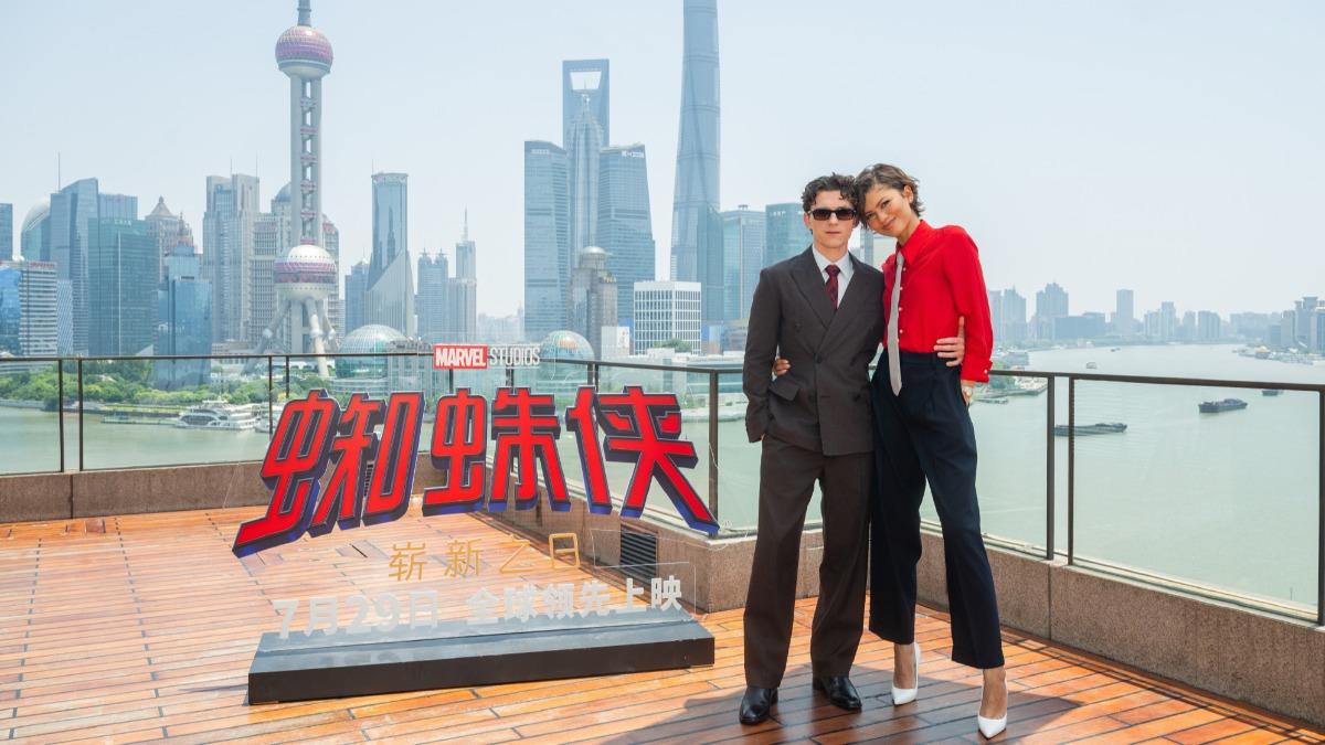 湯姆霍蘭德（左）、千黛亞現身上海宣傳漫威大片《蜘蛛人：重生日》。（圖／翻攝自微博）