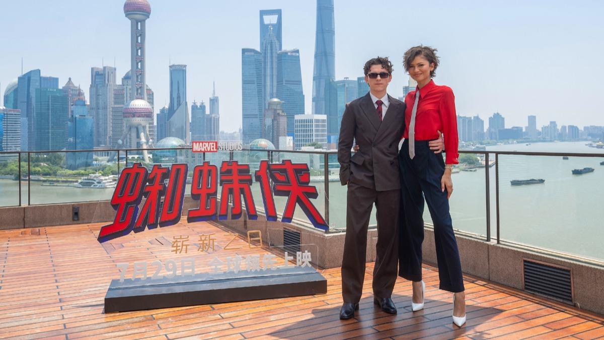 湯姆霍蘭德（左）、千黛亞現身上海宣傳漫威大片《蜘蛛人：重生日》。（圖／翻攝自微博）