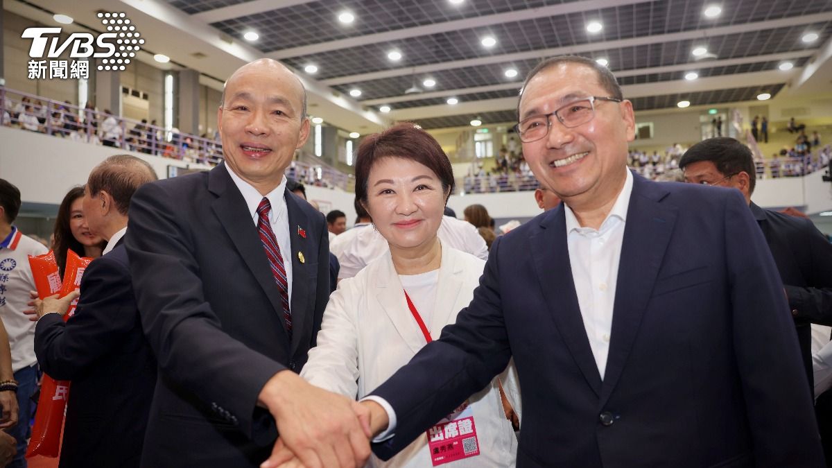 國民黨全代會重現「禿子、燕子、漢子」同框畫面,營造大團結氣勢。(圖/TVBS)