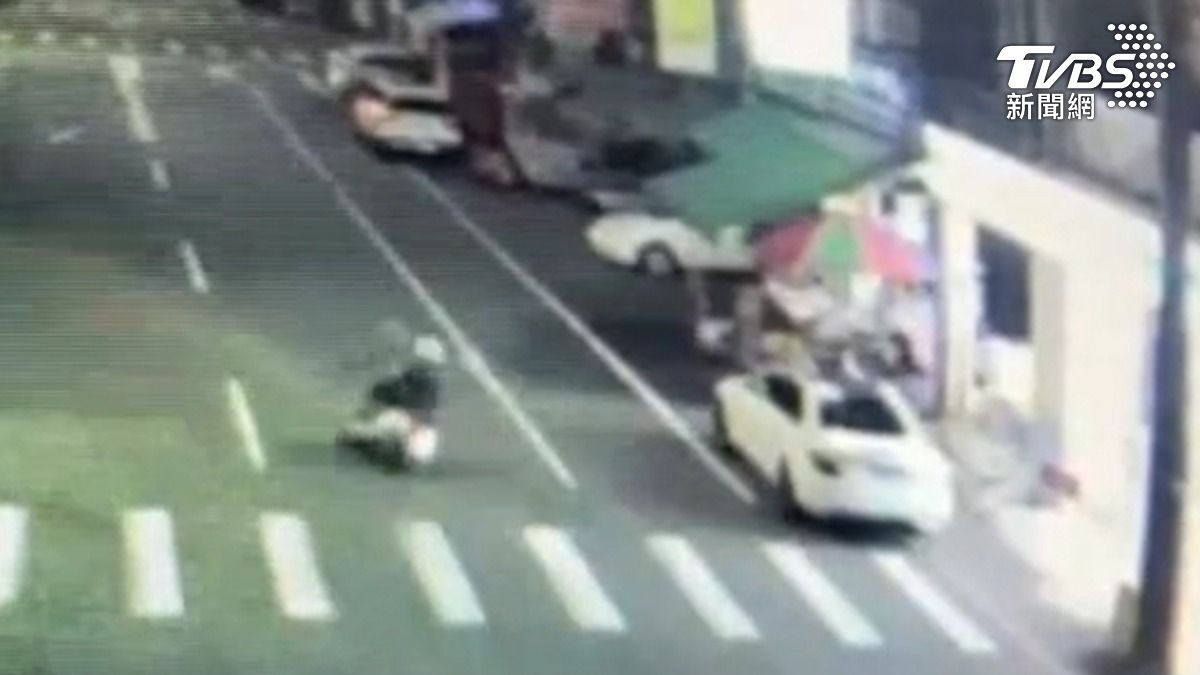 女買消夜遭尾隨嚇壞，警追緝涉跟騷男加速逃逸。（圖／TVBS）