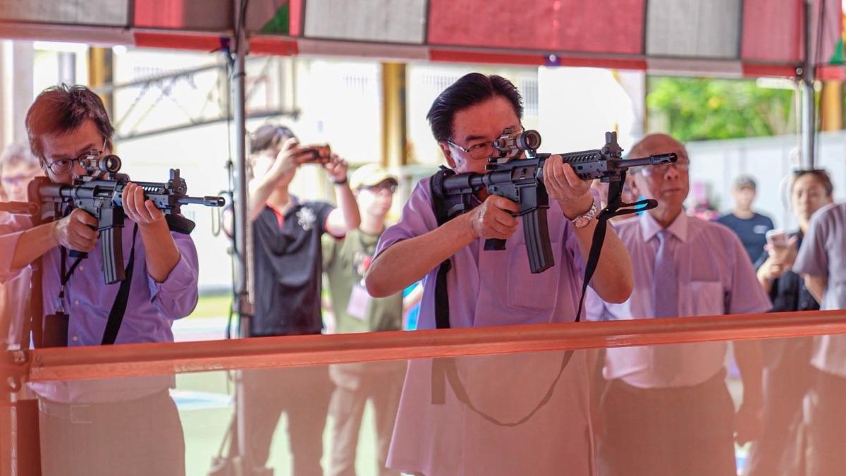 國安會秘書長吳釗燮親自體驗T91空氣軟槍射擊,以實際行動支持全民國防。(圖/吳釗燮X)