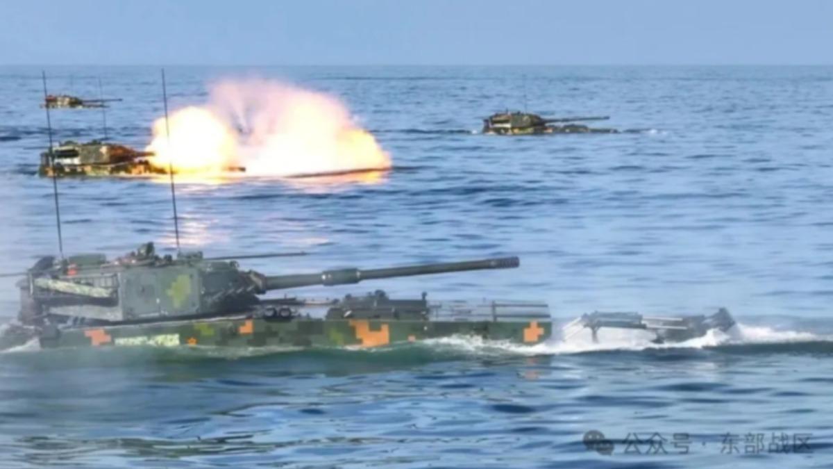 共軍東部戰區釋出兩棲裝甲分隊海上戰鬥射擊照片,至少8輛兩棲戰車參演。(圖/共軍東部戰區)