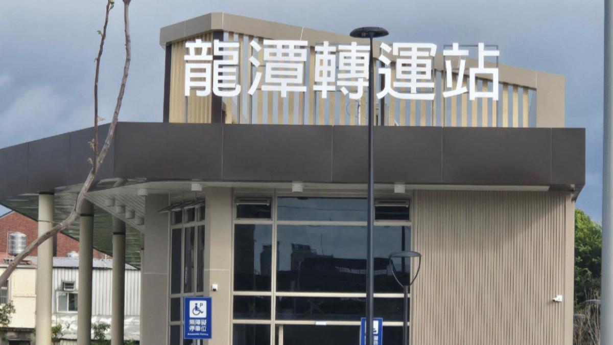 有民眾拍下龍潭轉運站門口，發佈在臉書後引發網友熱議。（圖／翻攝自龍潭人社團鄉親交流廣場臉書）