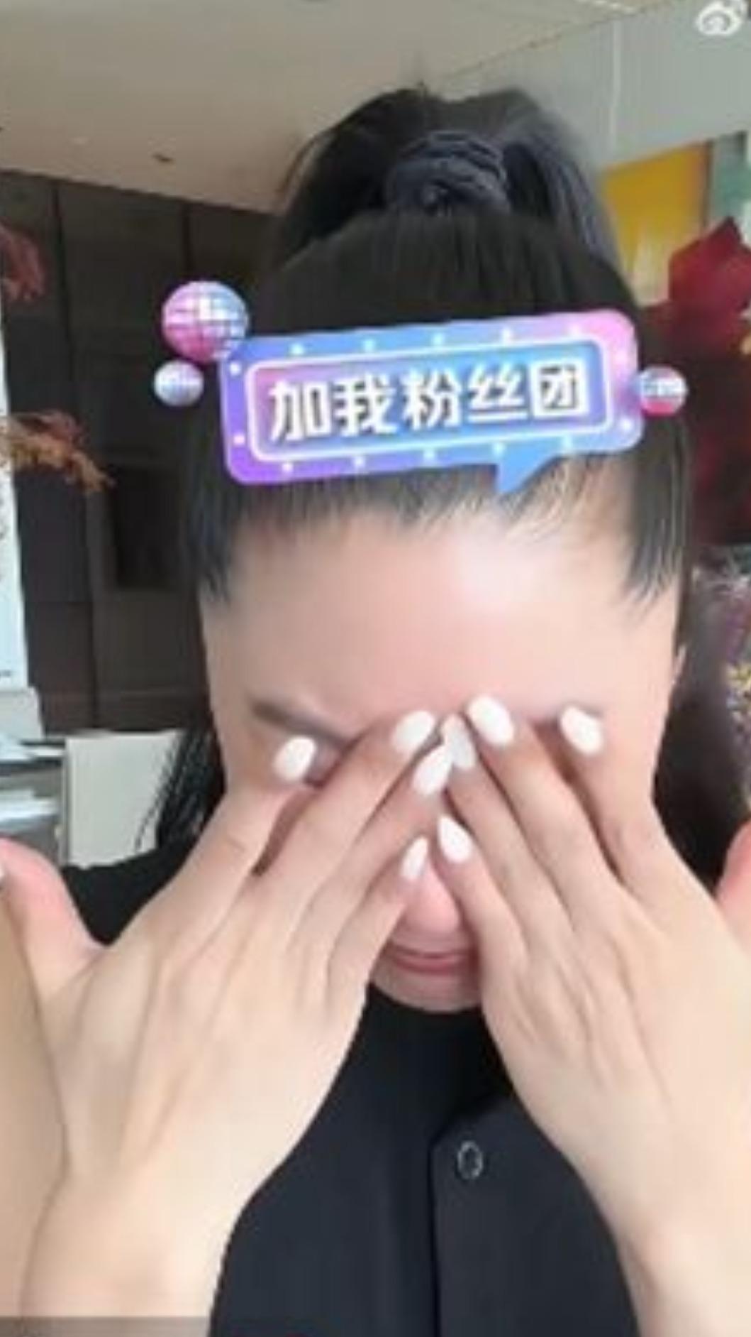 Coco直播時忍不住大哭。(圖/翻攝自微博)