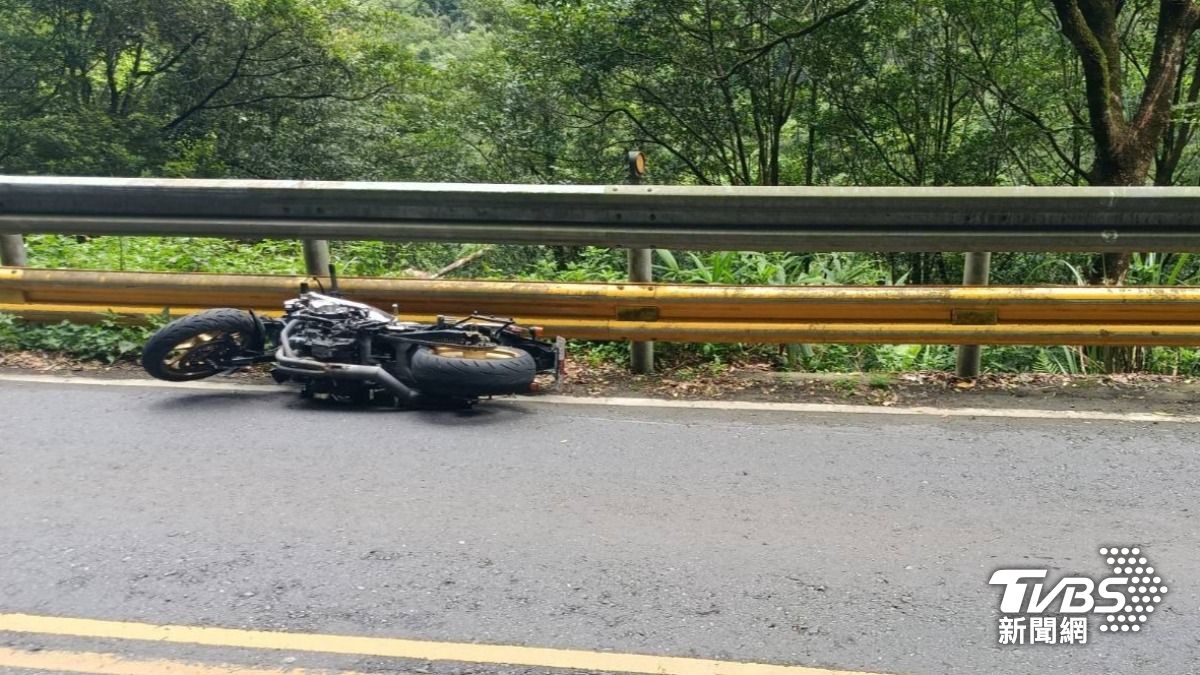 童男在過彎欲超車時不慎打滑自摔。（圖／TVBS）