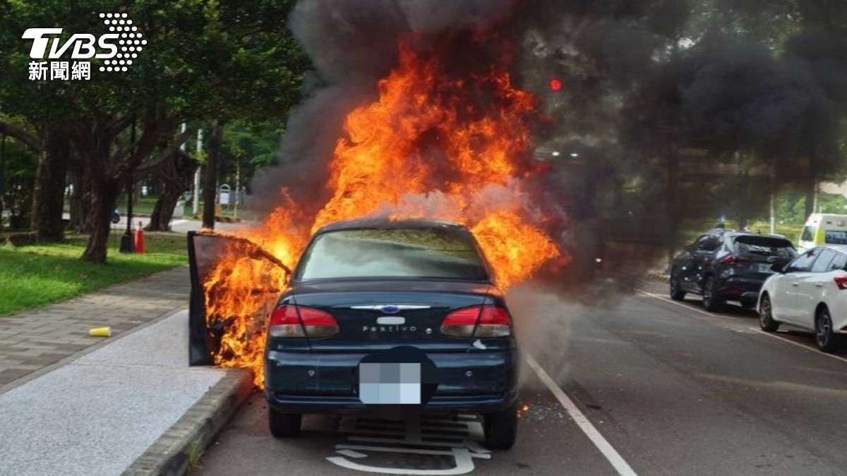 久停2個月!台中轎車開去驗車突冒汽油味 下秒燒成火球剩骨架